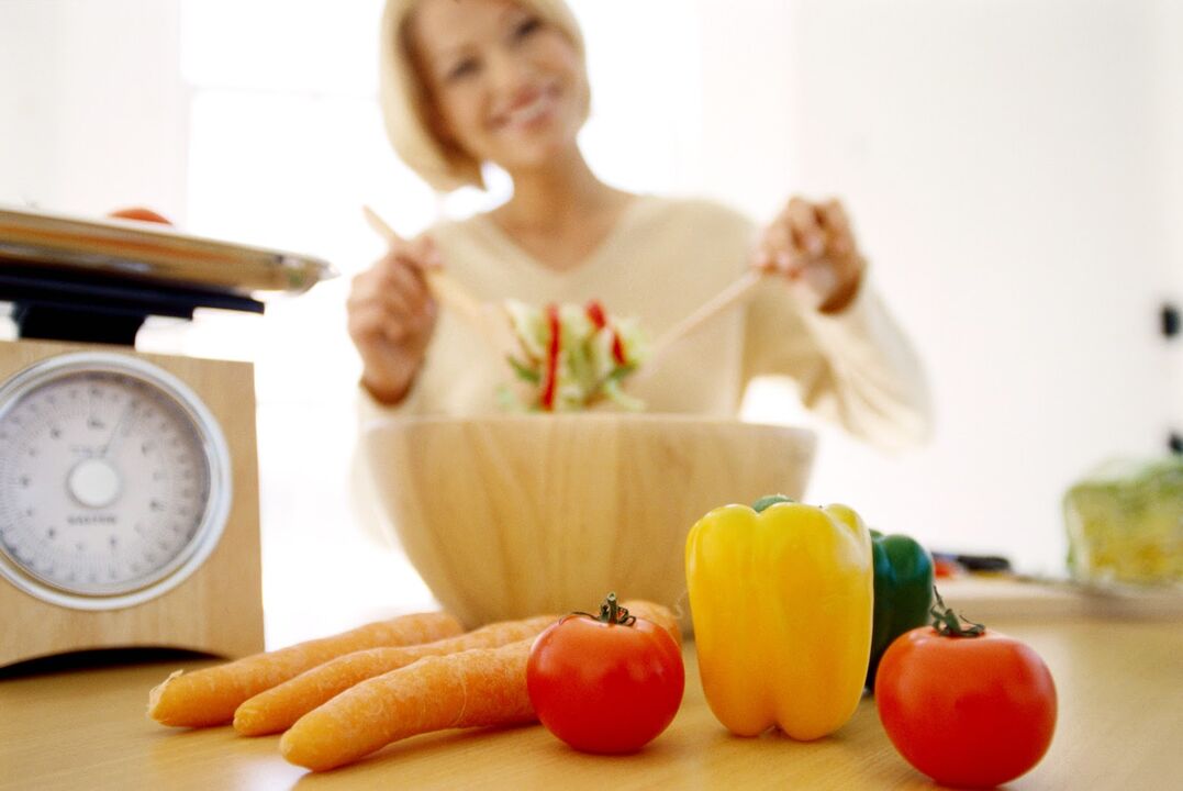 Una mujer diagnosticada con diabetes prepara alimentos para una dieta