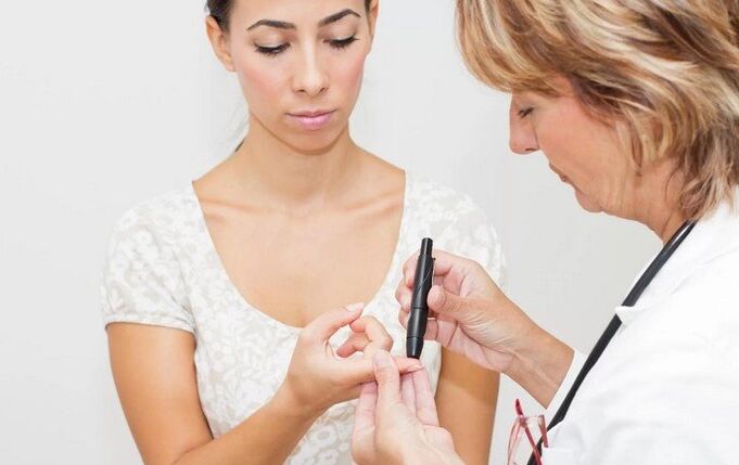 Antes de prescribir insulina, el médico realiza una prueba de azúcar en sangre.