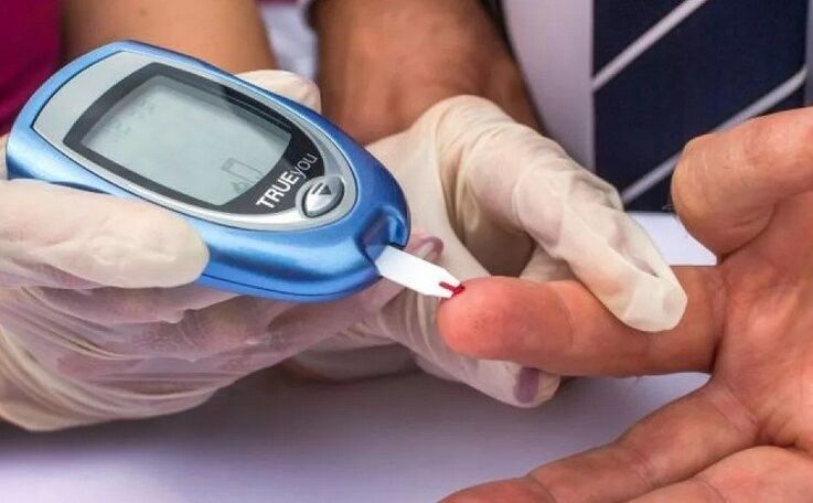 Una persona con factores de riesgo de diabetes necesita hacerse un análisis de sangre para determinar los niveles de glucosa.